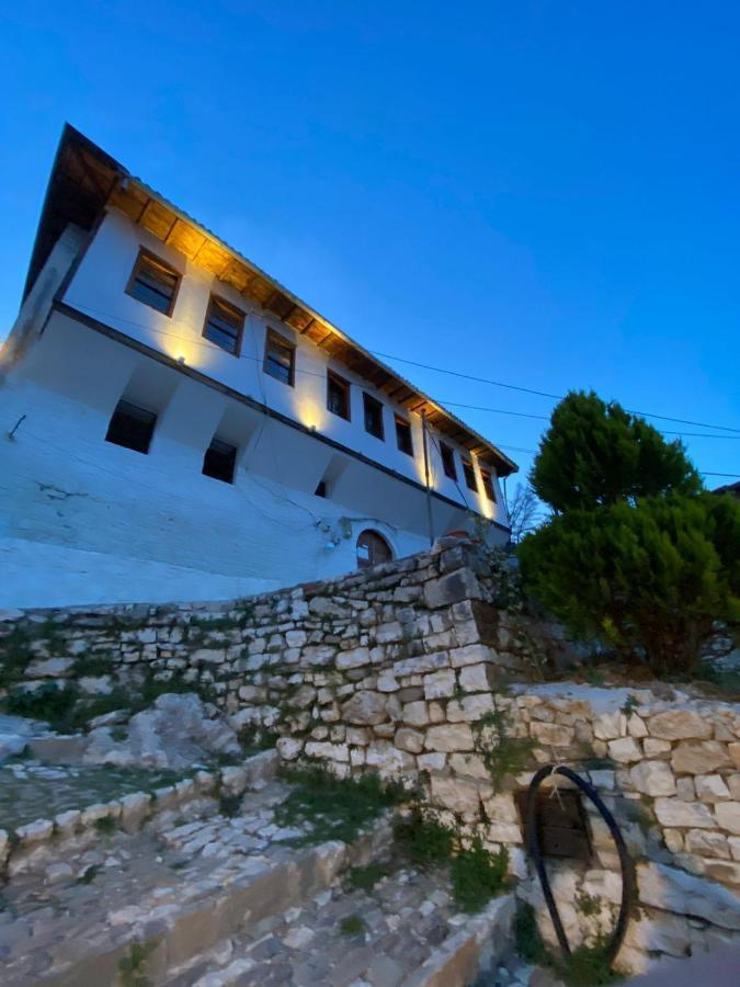 Guest House Lion Berat Buitenkant foto