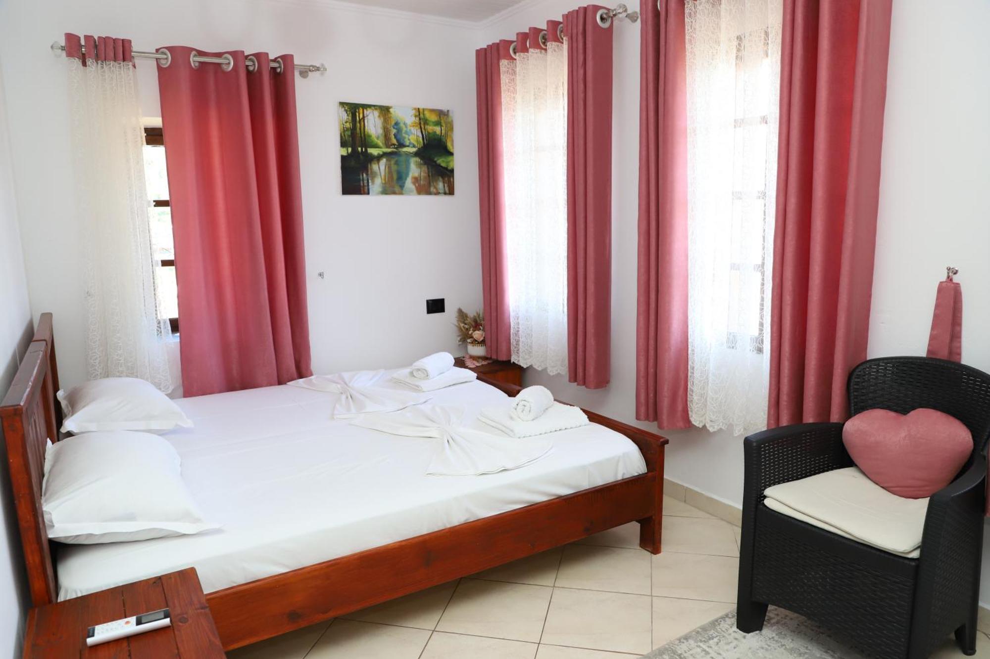 Guest House Lion Berat Buitenkant foto
