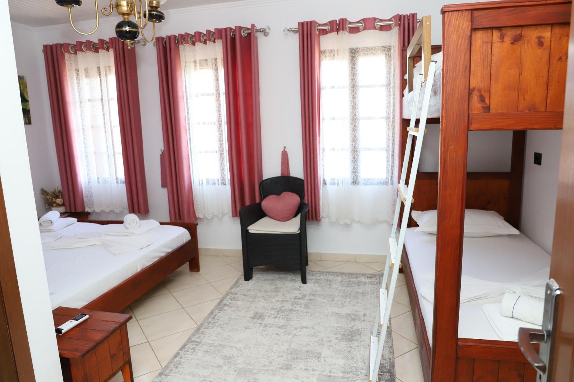 Guest House Lion Berat Buitenkant foto
