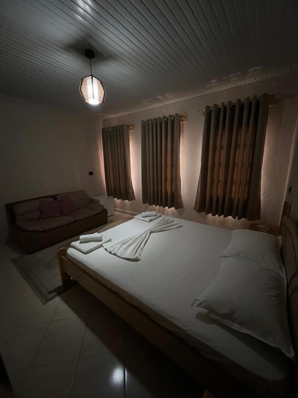 Guest House Lion Berat Buitenkant foto