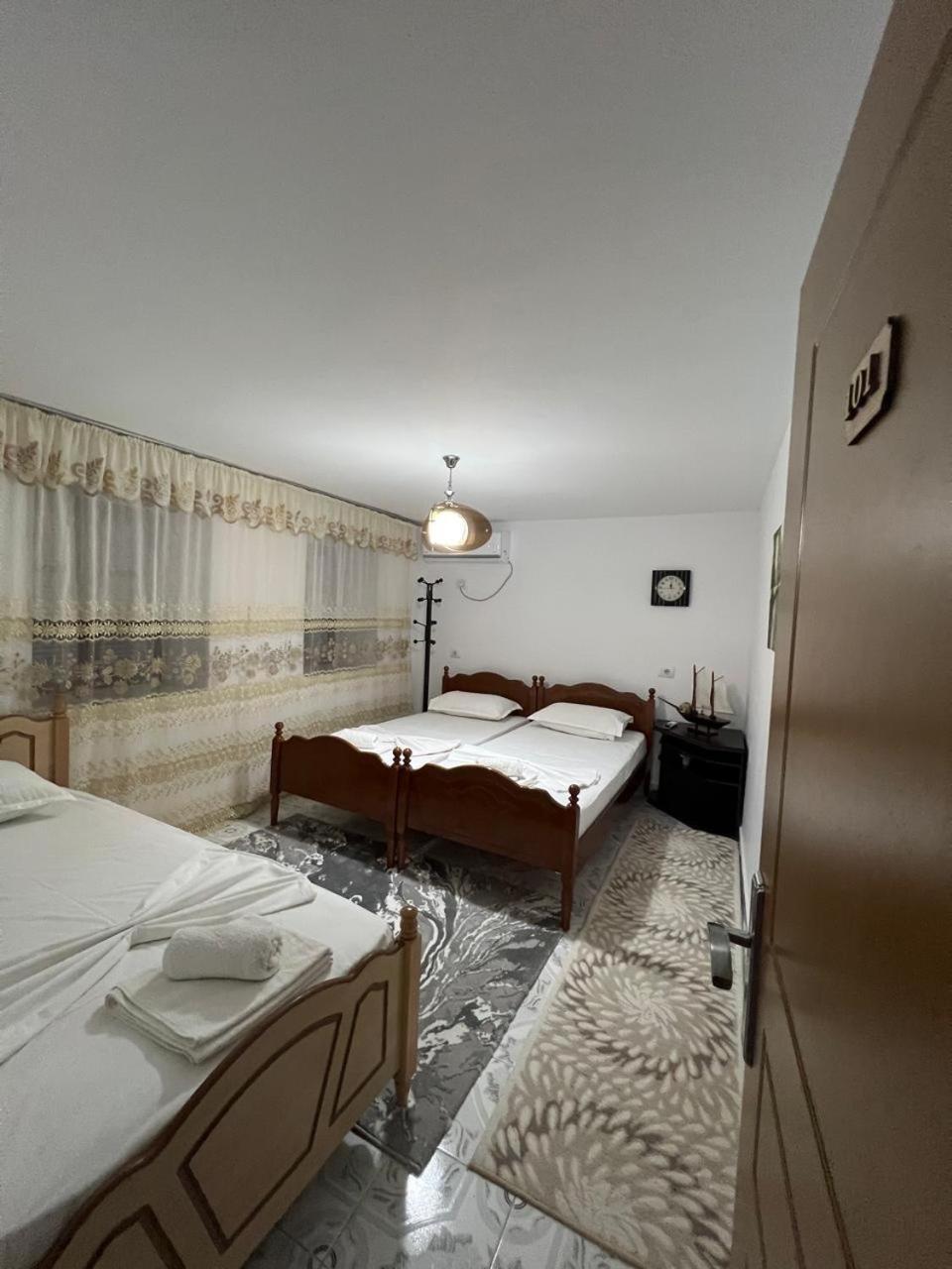 Guest House Lion Berat Buitenkant foto
