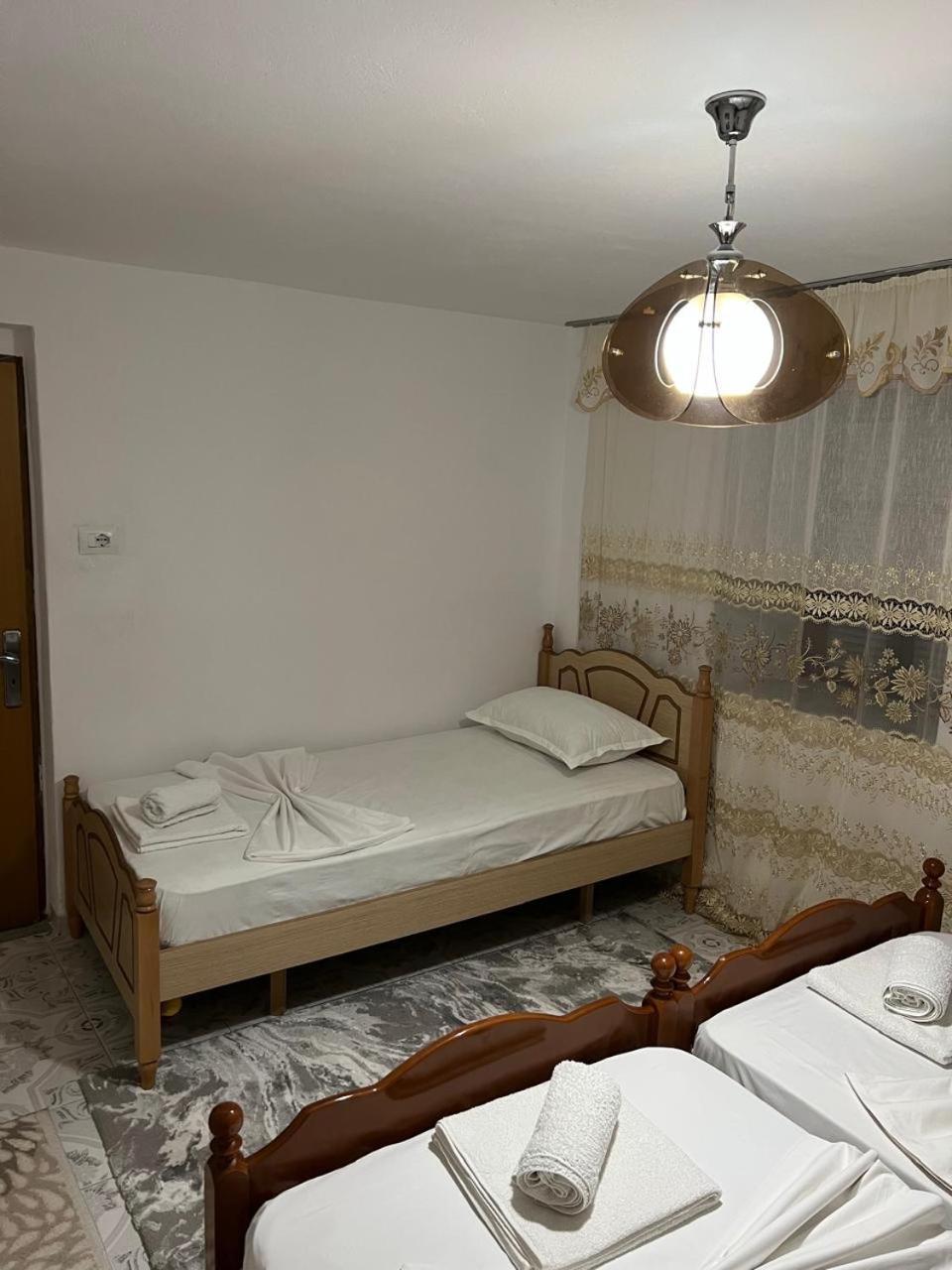 Guest House Lion Berat Buitenkant foto