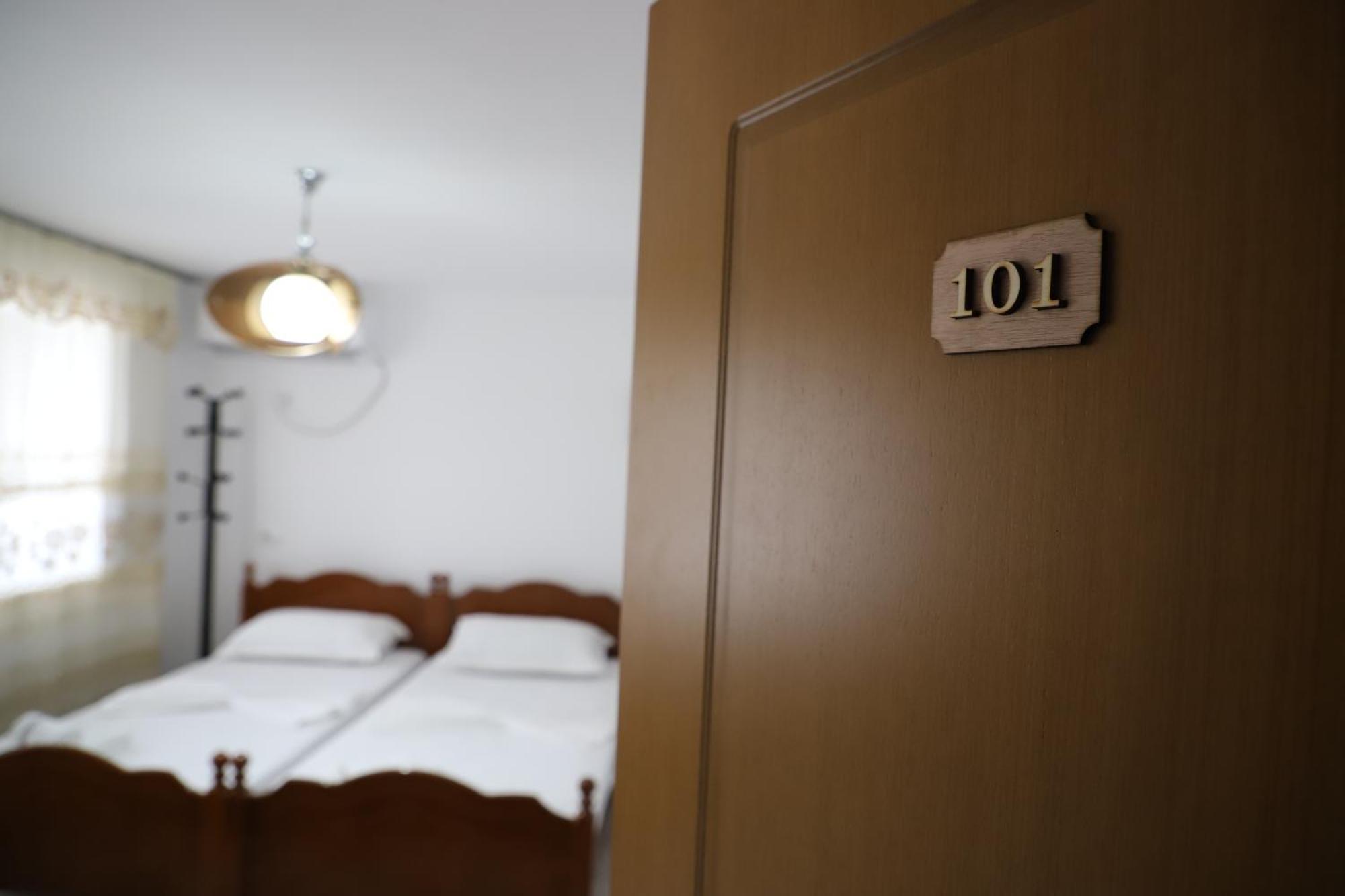Guest House Lion Berat Buitenkant foto