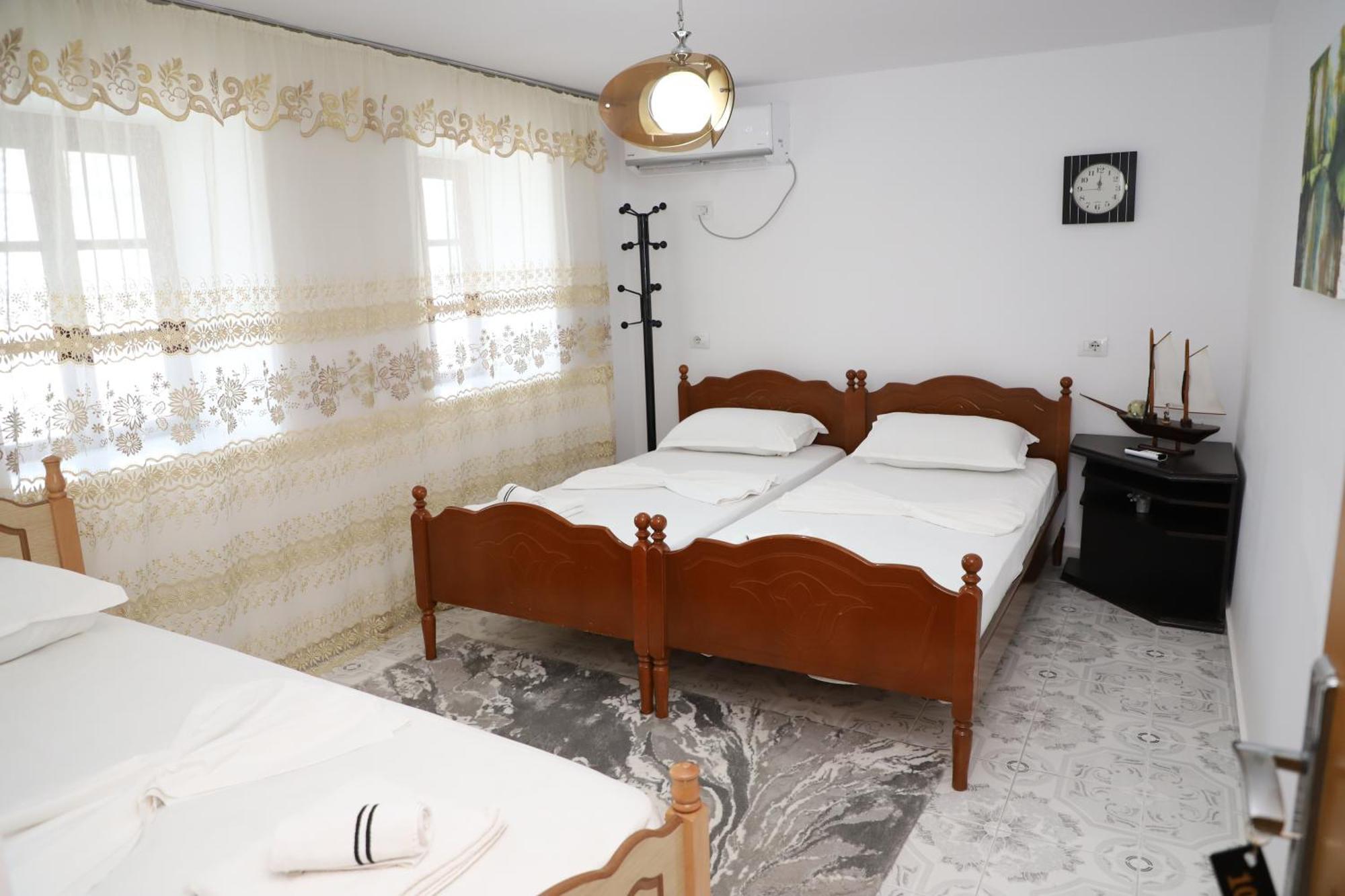 Guest House Lion Berat Buitenkant foto
